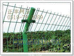 鐵絲安全圍欄網(wǎng) 農(nóng)場與畜牧漁業(yè)的防護與配套飼料銷售