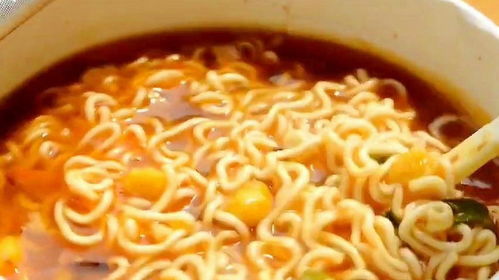 方便面究竟是不是垃圾食品？用顯微鏡放大100倍，答案一目了然